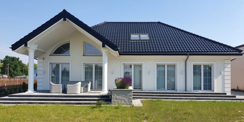 biała elewacja domu